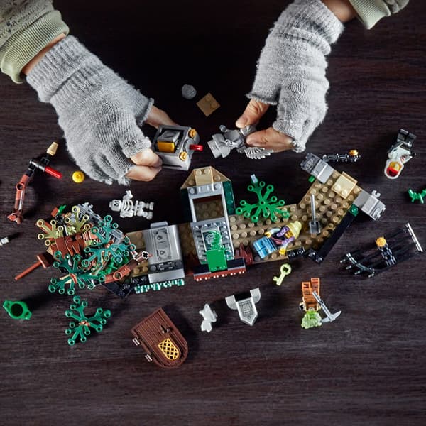 LEGO Hidden Side 70420 The Mysterious Graveyard