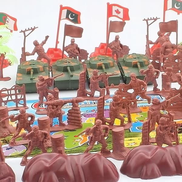 52x Soldier Figures / 4 Red Flags Play Set