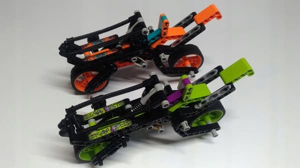 66Y1. Lego Technic 8305 Duel Bikes – no minifigures
