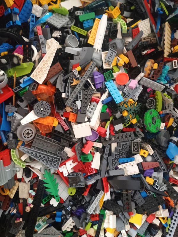 Large box of Lego bricks, 20kg (2005–2015)
