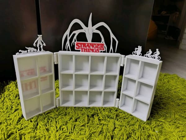 Collectors’ figurine shelf – Retro sci-fi style display organiser