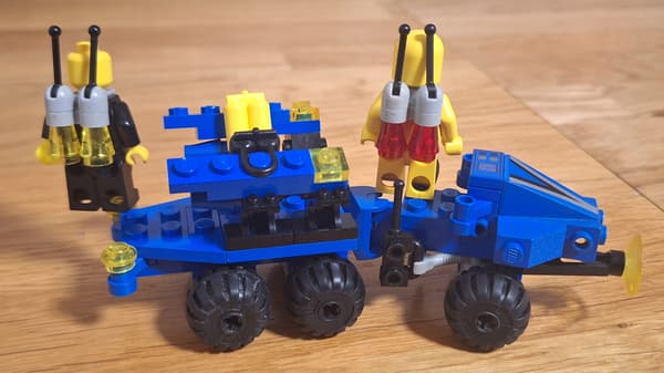LEGO 1558 Mobile Command Trailer 1986 – a unique space set.