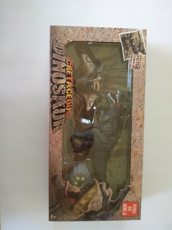 Dinosaurs set: 2 figurines + a nest