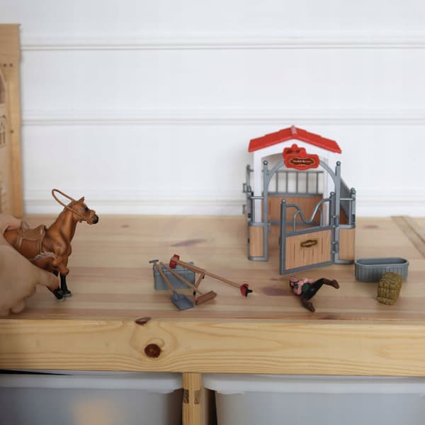STABLE AND PADDOCK SET WITH HORSE FIGURINES