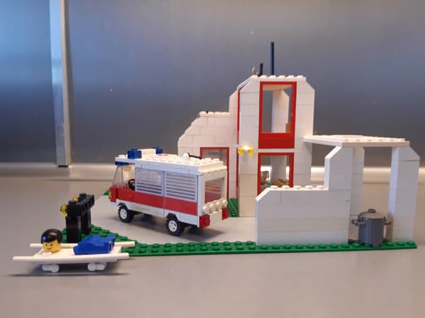 LEGO 6380 Emergency Treatment Centre