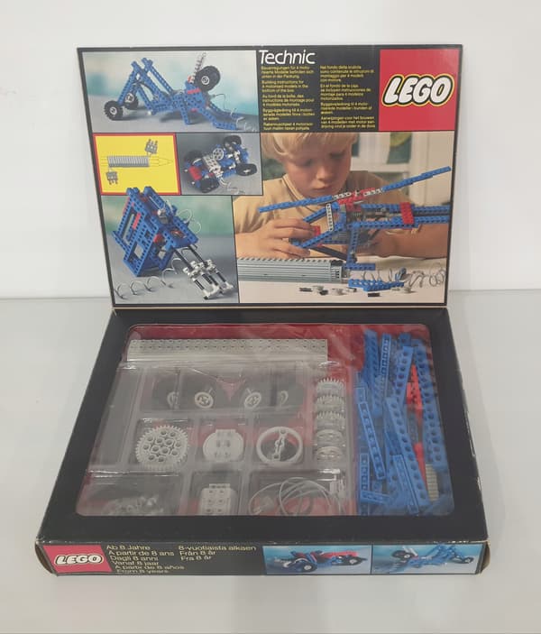 Lego Technic 8050 Construction Set with Motor + Batteries