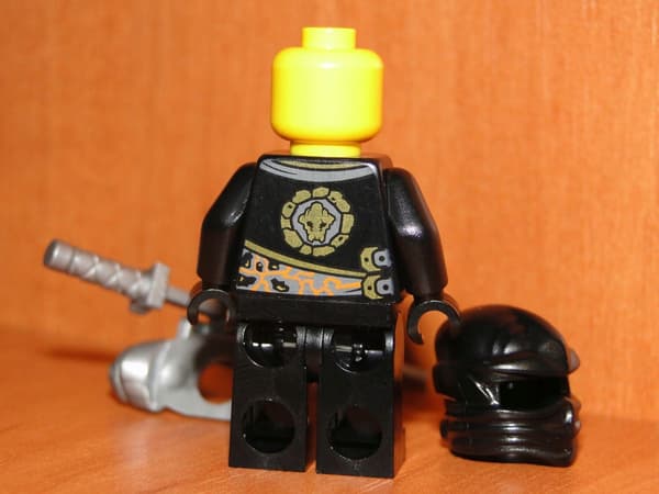 NEW LEGO Ninjago Minifigure – COLE REBOOTED + swords