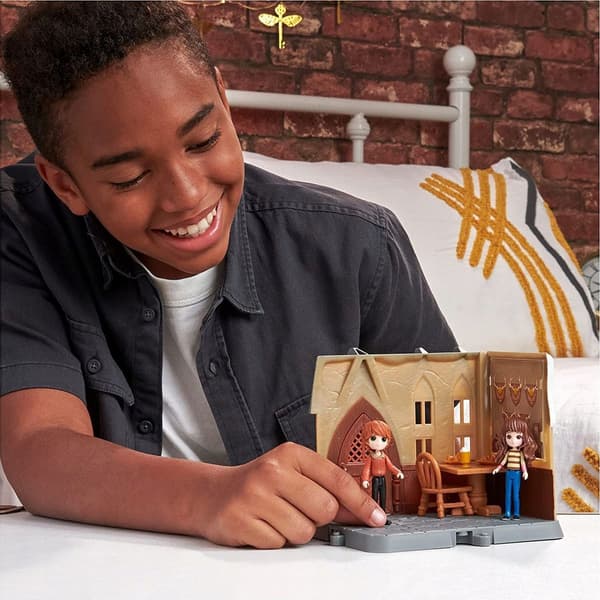 Harry Potter 'Three Broomsticks' Play Set with Figures