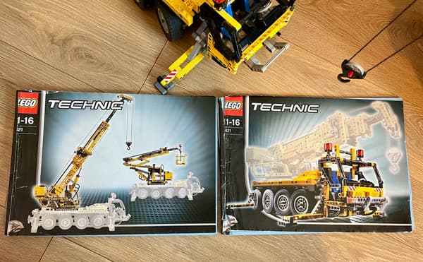 Lego Technic 8421 Mobile Crane: Mobile crane + instructions and batteries