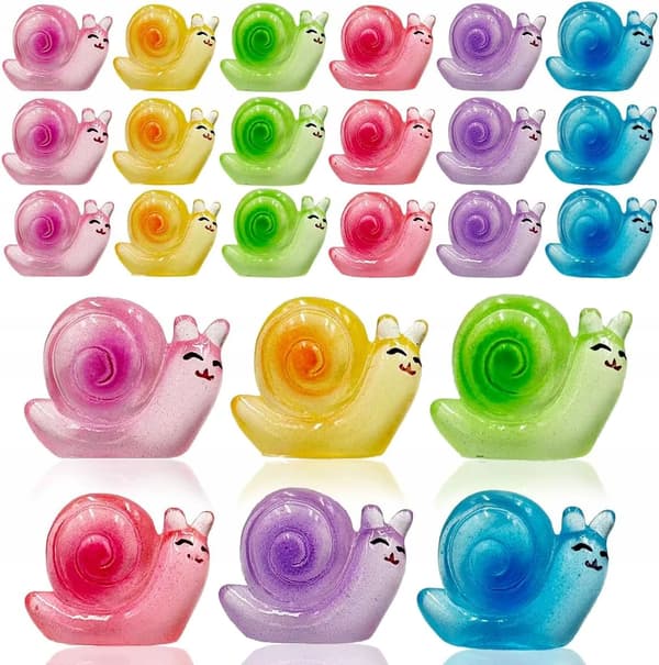 MINI FIGURES, ORNAMENTS, DECORATIONS, TOYS, SMALL SNAILS – 50 PIECES