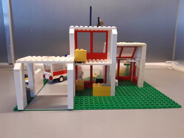 LEGO 6380 Emergency Treatment Centre
