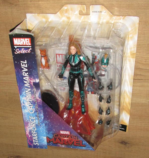 NEW DIAMOND SELECT CAPTAIN MARVEL FIGURE