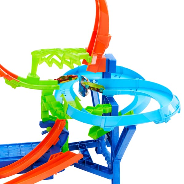 Hot Wheels Stunttrack Infinity Race Track with Accelerator, 1:64 scale