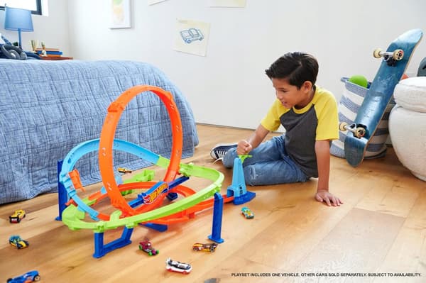 Hot Wheels 2-in-1 Twisted Tornado Set with a car