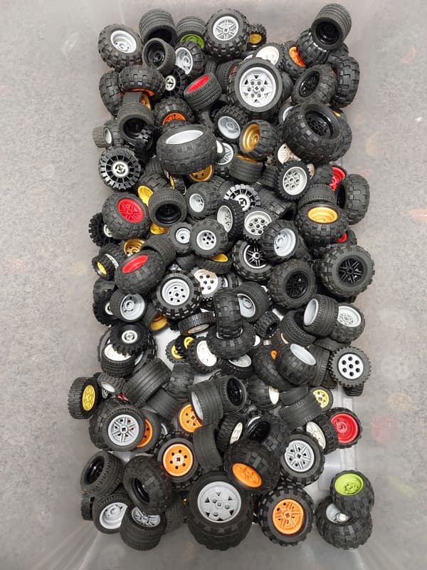 Original Lego Technic bricks: rims, tyres, complete wheels – mixed set, 500g