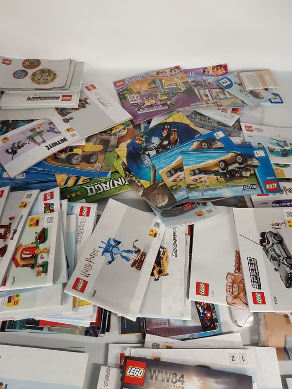 Lego INSTRUCTION BOOKLETS – NEW AND SECOND-HAND, VARIOUS SERIES, LARGE BULK PACKAGE WEIGHING 10 KG