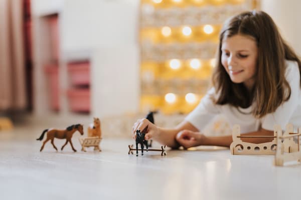 Wall-mounted stable with 18 stalls + free lighting