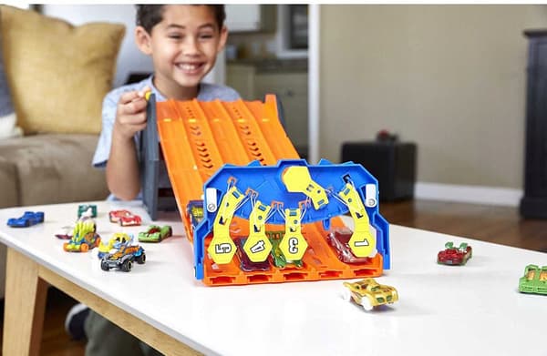 HOT WHEELS TRANSPORTER PLAY SET: UNFOLDABLE RACING TRACK + CAR