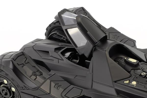 Batman Arkham Knight 1/24 Diecast Model: 2015 Batmobile with figure