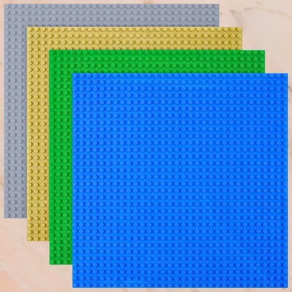 LEGO Classic Set 10696: Medium Box + 4 building bricks