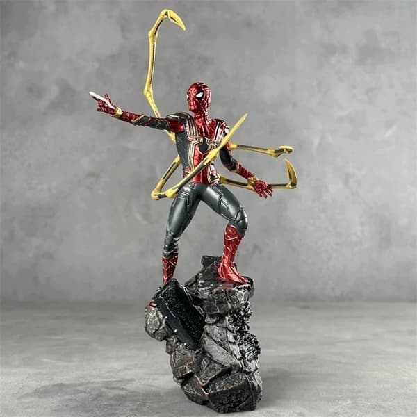 SPIDER-MAN COLLECTOR’S FIGURE + ACCESSORIES – SPIDER-MAN IRON SPIDER