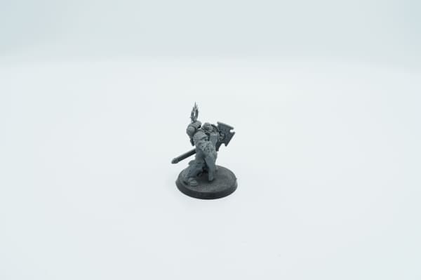 Warhammer 40k Space Marines Lieutenant with Storm Shield plastic figurine
