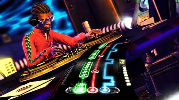 DJ HERO WITH TURNTABLE (WII GAME)