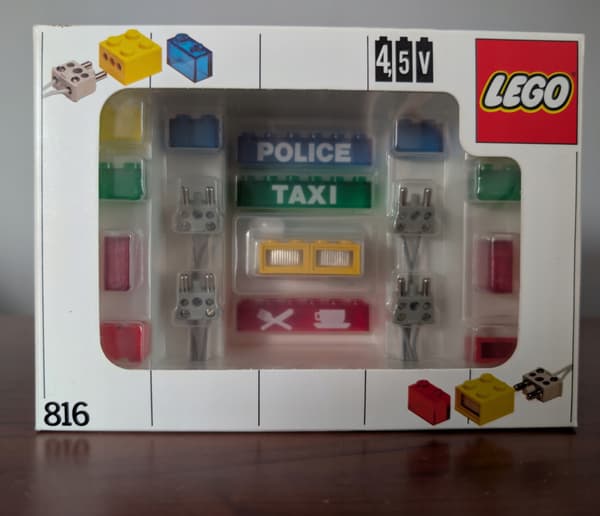 Lego 816 4 and 5 V Lighting Brick Set – New