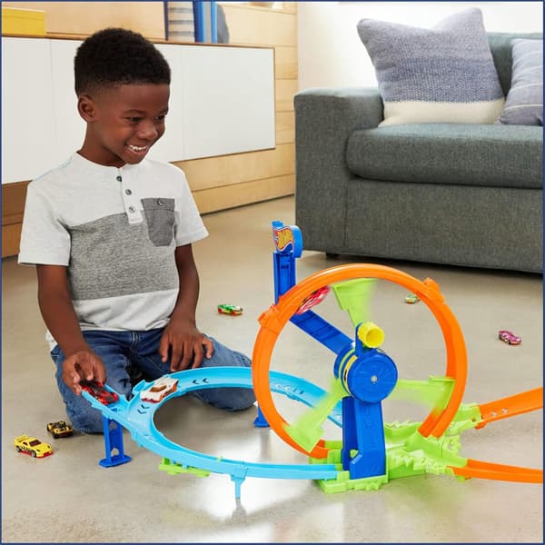 Hot Wheels Turbo Loop Race Set with 1:64 Scale Car