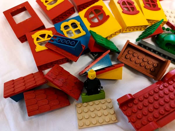 (d) Old LEGO System bricks