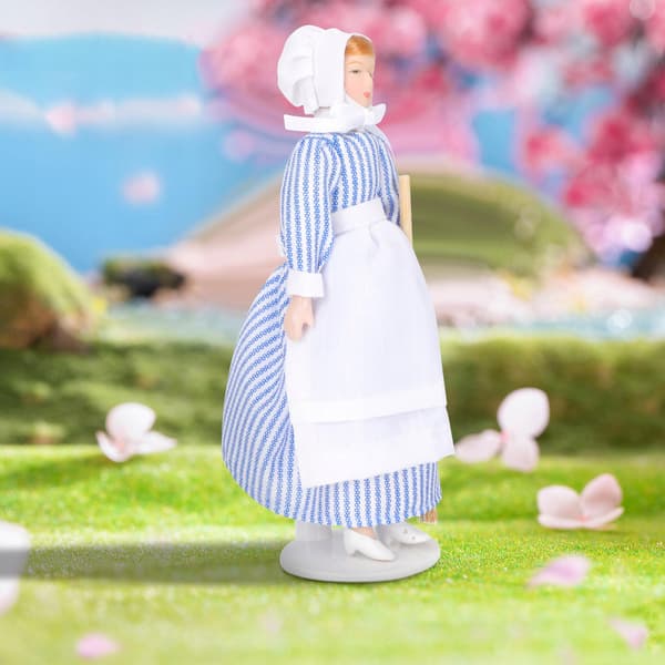 DECORATIVE MINIATURE CHEF FIGURINE MADE FROM DURABLE CERAMICS AND FABRIC