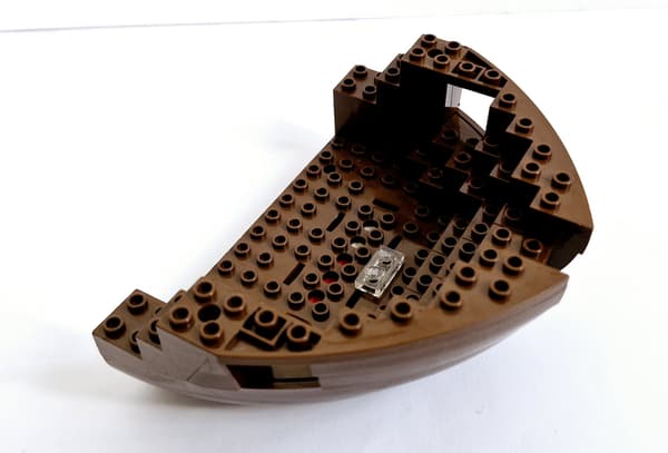 Lego 2557c03 Pirates’ Ship Hull – Old Brown