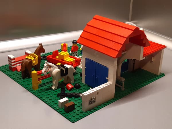 LEGO 6379 Riding Stable (No. 2)
