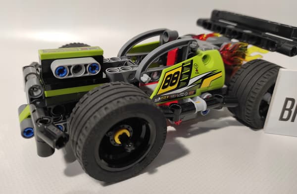 Lego Technic: 42072 – Yellow Racing Car