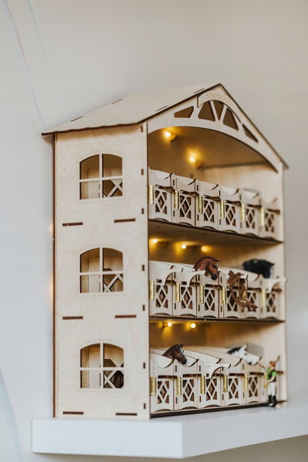 Wall-mounted stable with 18 stalls + free lighting