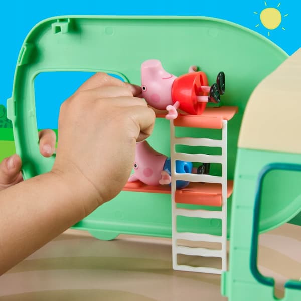 Peppa Pig: The Three Little Pigs Caravan – 3 Figures by Hasbro