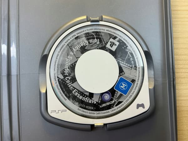 SPLINTER CELL ESSENTIALS – game disc in very good+ condition, complete PSP set