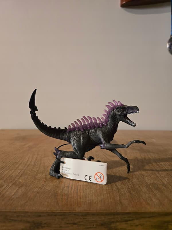 SCHLEICH 70154 ELDRADOR Shadow Raptor figurine, 2022 model.