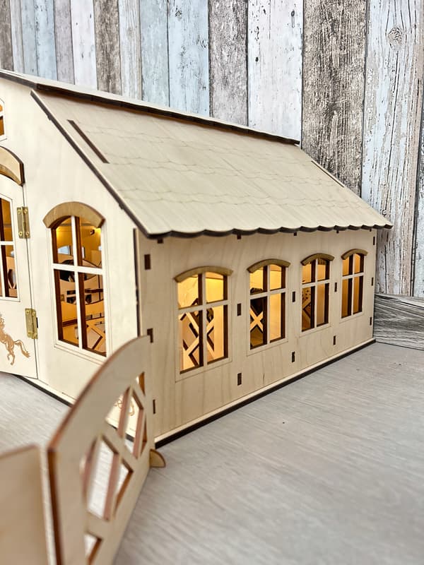 Wooden stable for 8 horses + lighting + accessories