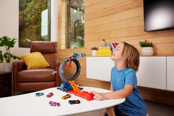 HOT WHEELS BAT LOOP SET – set including a loop, a launcher and a CAR