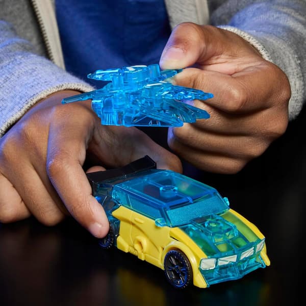 HASBRO Transformers Cyberworld Energon Surge Bumblebee Figure