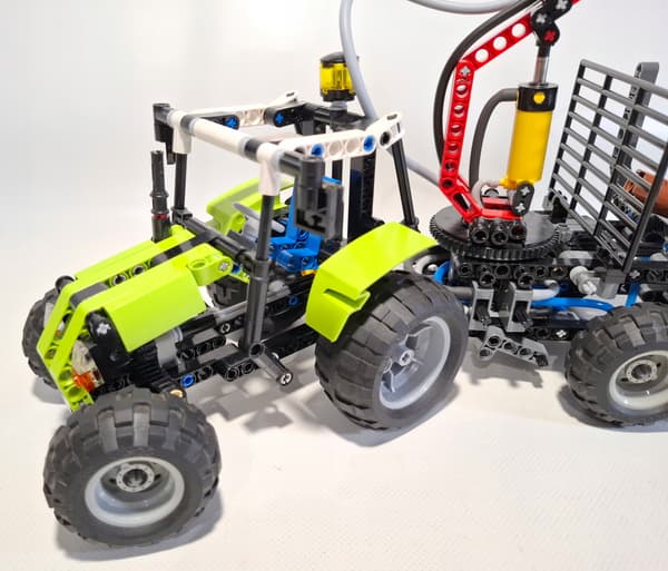 LEGO Technic: 8049 – Log Loader Tractor
