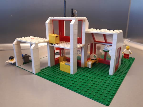 LEGO 6380 Emergency Treatment Centre