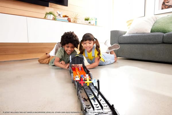 Hot Wheels Batman Transporter 3-lane race track
