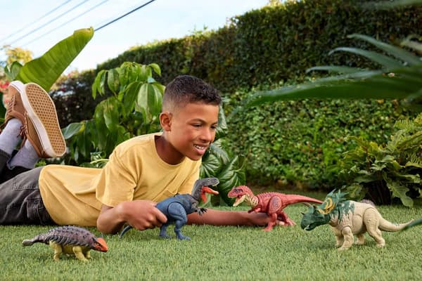 A DINOSAUR FIGURINE WITH A ROAR AND A MULTI-DIRECTIONAL ATTACK FOR PLAY