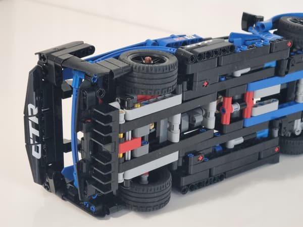 LEGO 42123 Technic MCLAREN SENNA GTR – set components