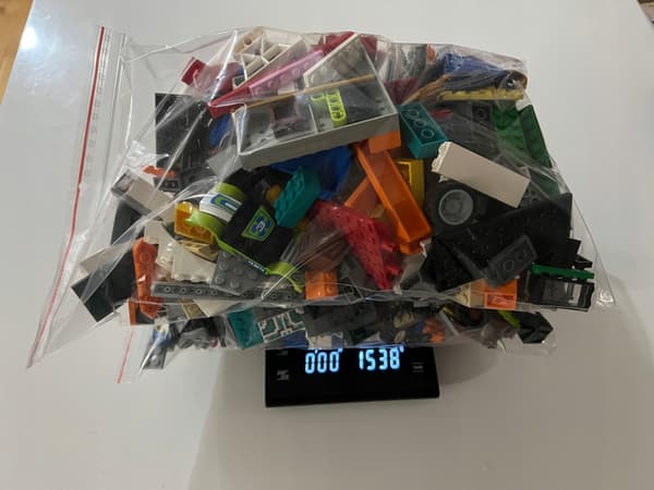 LEGO Mix 1.5kg Original Bricks + 2 Minifigures Gift Set