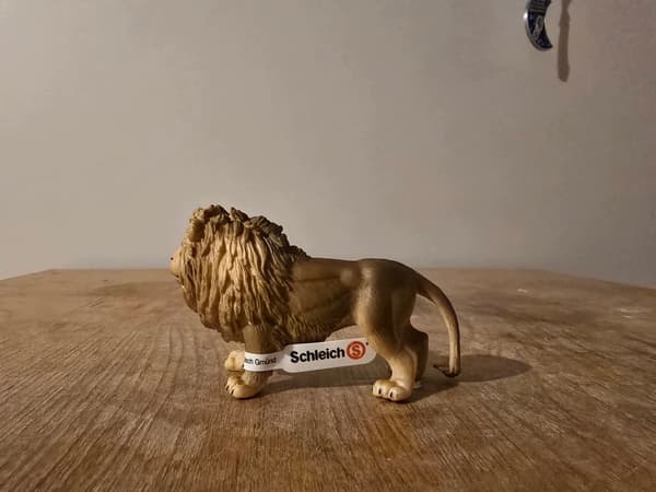 Schleich 14137 Lion figurine – a unique, discontinued model from 1996.