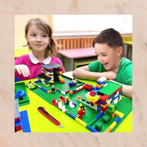LEGO Classic Set 10696: Medium Box + 4 building bricks