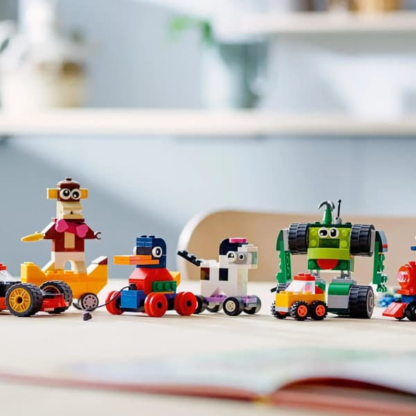 LEGO Classic 11014 – Bricks on Wheels